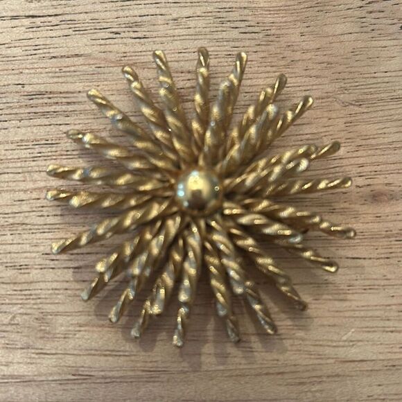 Vintage Monet large gold swirl brooch pin- - Picture 1 of 5